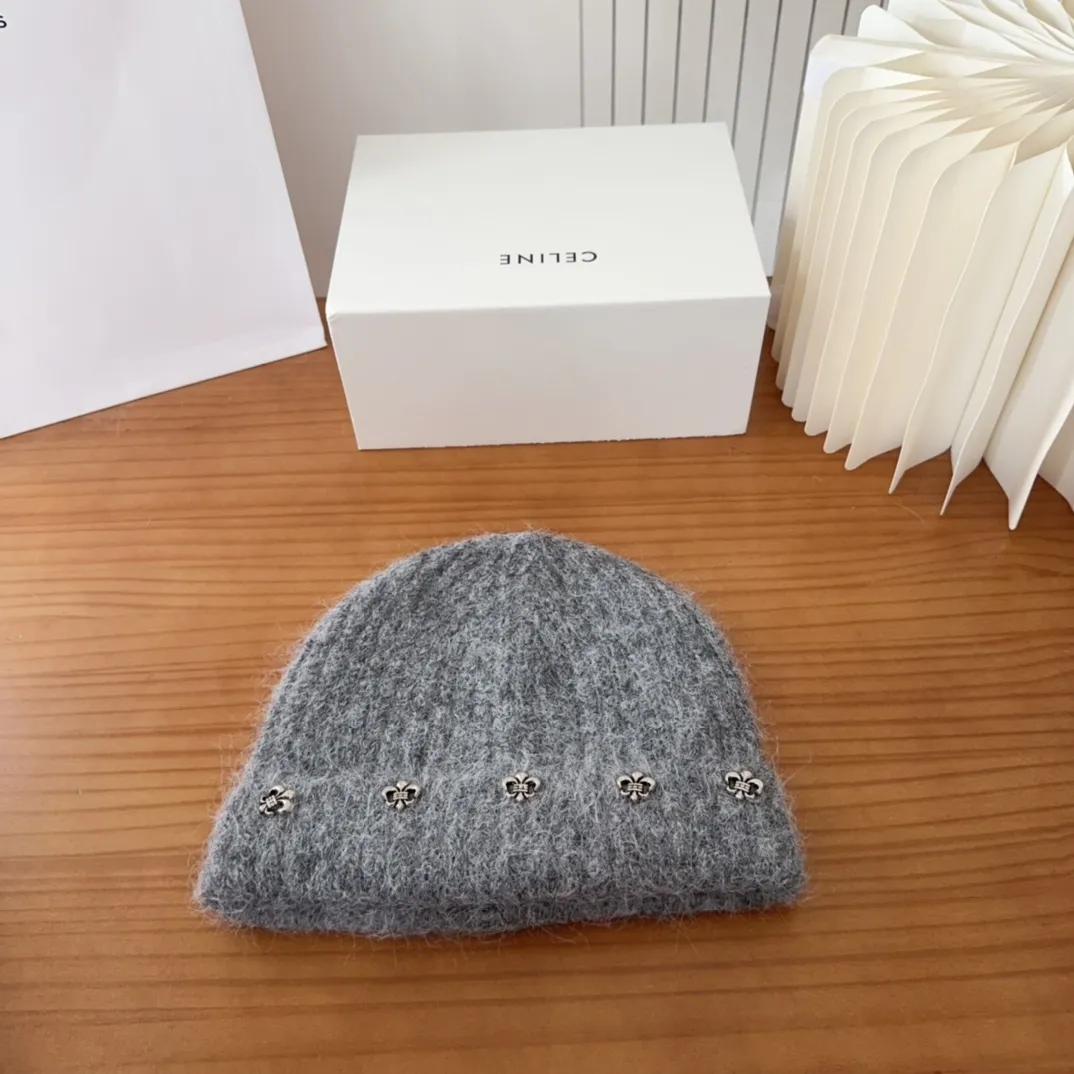 💰70 Crow Heart Autumn and Winter Wool Knitted Beanie This must be a favorite of minimalism. It is clean, neat, fashionable and versatile, and will definitely not be picky about your face shape! A fashionable classic that lasts forever! Fashionable black and white can be purchased together!